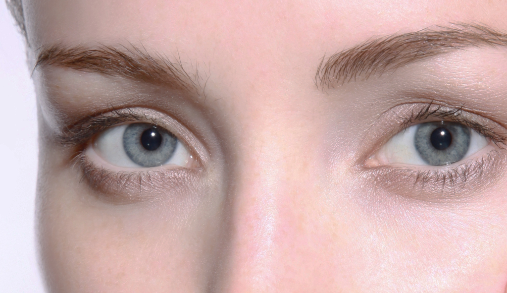 Oczy Kobiety: Jak Prawidłowo Nakładać Krem Pod Oczy?
